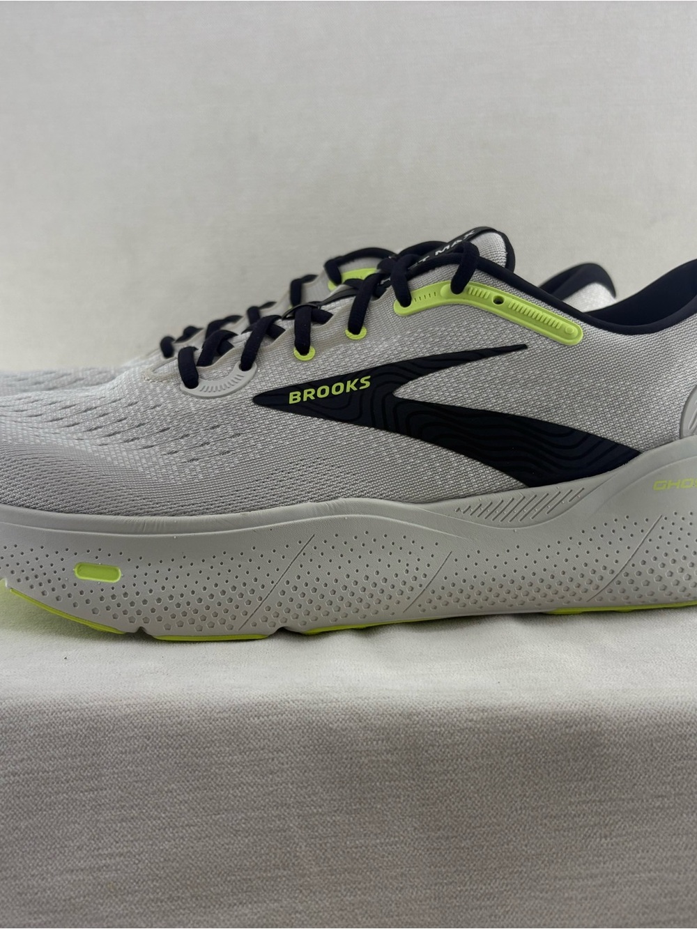 Brooks Ghost Max in light grey men’s size 15 NEW